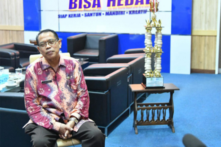 “Alhamdulillah saya ngomong minta bantu mobil listrik, kemudian beliau (Presiden Jokowi) bilang ‘Oke siang ini kami antar. Mau mobil yang mana?’ Kalau saya mana saja yang penting mobil listrik. Tapi kalau misalkan dia masih pakai bahan bakar, di sini sudah cukup. Dan beliau berikan mobil listrik,” tutur Suparman.