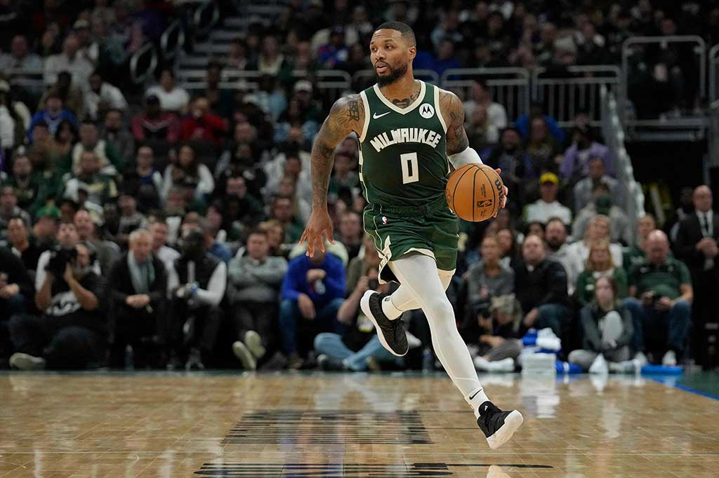 Pemain anyar Milwaukee Bucks Damian Lillard membuka kemenangan timnya pada NBA musim 2023-2024 dengan mencetak skor tertinggi yaitu 39 poin dalam laga melawan Philadephia 76ers di Fiserv Forum Arena Winconsin, Jumat, 27 Oktober 2023 WIB. Bucks menang dengan skor tipis 118-117.