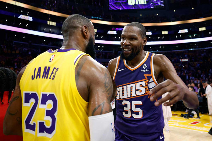 Pada akhir laga, LeBron dan Durant saling berpelukan seraya memberi hormat satu sama lain.