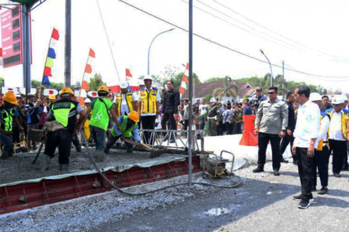 Presiden Joko Widodo meninjau preservasi rekonstruksi jalan ruas Simpang Randu-Seputih Surabaya, di Kabupaten Lampung Tengah, Provinsi Lampung, pada Jumat, 27 Oktober 2023. Dalam peninjauan tersebut, Kepala Negara ingin memastikan rekonstruksi jalan daerah yang mengalami kerusakan telah berjalan.