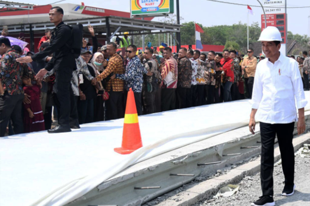 “Hari ini saya ingin memastikan bahwa apa yang saya lihat lima bulan yang lalu semuanya sudah berjalan. Dan memang belum selesai 100 persen baru kira-kira 60 sampai 70 persen. Ada yang 70 persen, ada yang 60 persen,” kata Presiden saat menyampaikan keterangannya usai peninjauan.