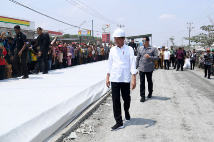Presiden menjelaskan bahwa rekonstruksi jalan di Provinsi Lampung menggunakan jenis pengerasan beton (rigid pavement) dengan ketebalan 30 sentimeter. Proyek pekerjaan tersebut merupakan kerja sama dari pemerintah pusat melalui Kementerian Pekerjaan Umum dan Perumahan Rakyat (PUPR) dengan pemerintah Provinsi Lampung.