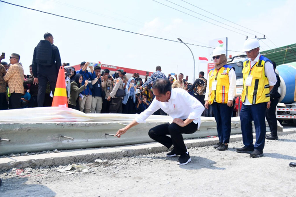 Presiden juga menyampaikan bahwa pemerintah pusat telah memberikan anggaran sebesar Rp800 miliar kepada pemerintah daerah. Selanjutnya, anggaran tersebut dipergunakan untuk memperbaiki 17 ruas jalan rusak di Provinsi Lampung. “Pak Gubernur Lampung ini rajin banget ngejar-ngejar jadi dapatnya banyak, tapi di lapangannya saya kira bagus,” imbuhnya.
