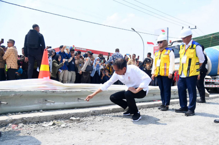 Presiden juga menyampaikan bahwa pemerintah pusat telah memberikan anggaran sebesar Rp800 miliar kepada pemerintah daerah. Selanjutnya, anggaran tersebut dipergunakan untuk memperbaiki 17 ruas jalan rusak di Provinsi Lampung. “Pak Gubernur Lampung ini rajin banget ngejar-ngejar jadi dapatnya banyak, tapi di lapangannya saya kira bagus,” imbuhnya.