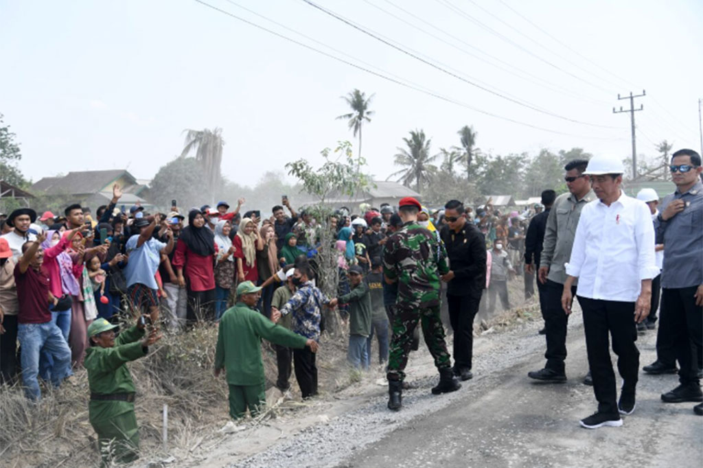 Rekonstruksi jalan daerah ini sendiri merupakan tindak lanjut dari Instruksi Presiden (Inpres) Nomor 3 Tahun 2023 tentang Percepatan Peningkatan Konektivitas Jalan Daerah. Presiden berharap perbaikan jalan yang sedang berjalan dapat segera rampung pada bulan Desember mendatang