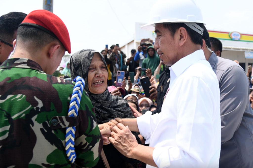 “Tanya masyarakat sudah puas belum, senang ndak itu tanya rakyat, jangan tanya saya. Saya ada keluhan mengenai jalan, kemudian ditindaklanjuti dengan Inpres, sekarang berjalan, dan nanti kita harapkan Desember selesai,” ucapnya.