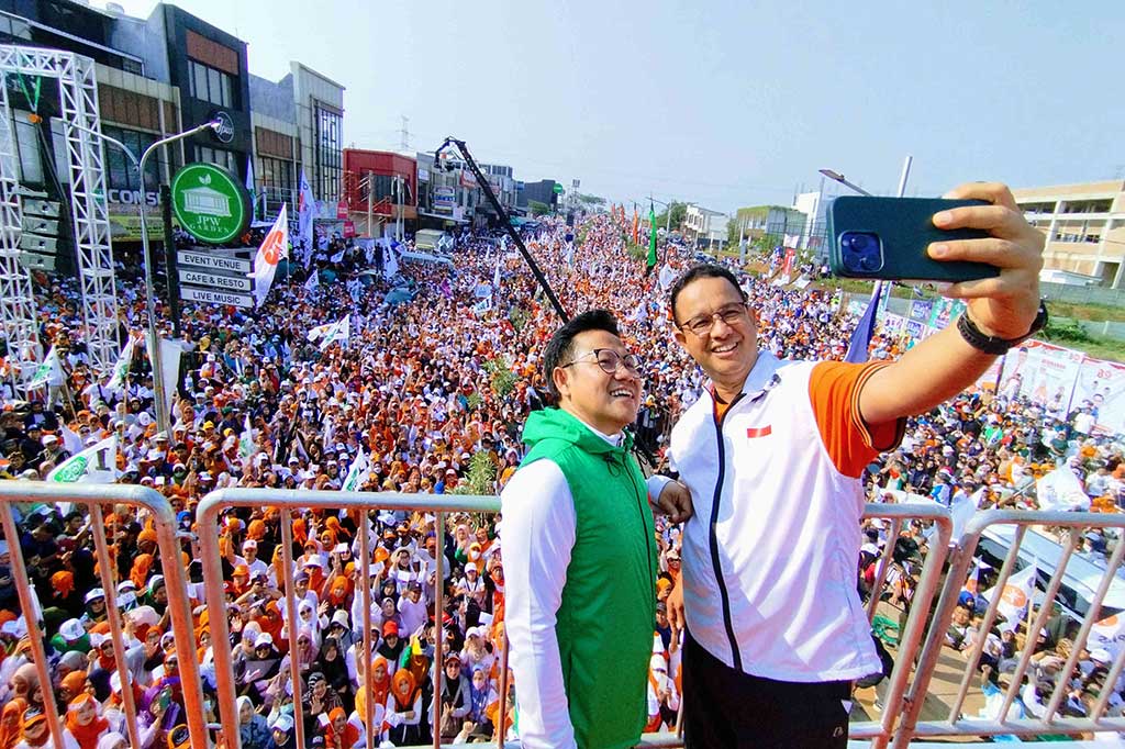 Pasangan bakal capres dan cawapres Anies Baswedan dan Muhaimin Iskandar berfoto bersama ribuan warga saat acara senam & jalan bareng Amin Di Depok, Jabar, Sabtu, 28 Oktober 2023. 