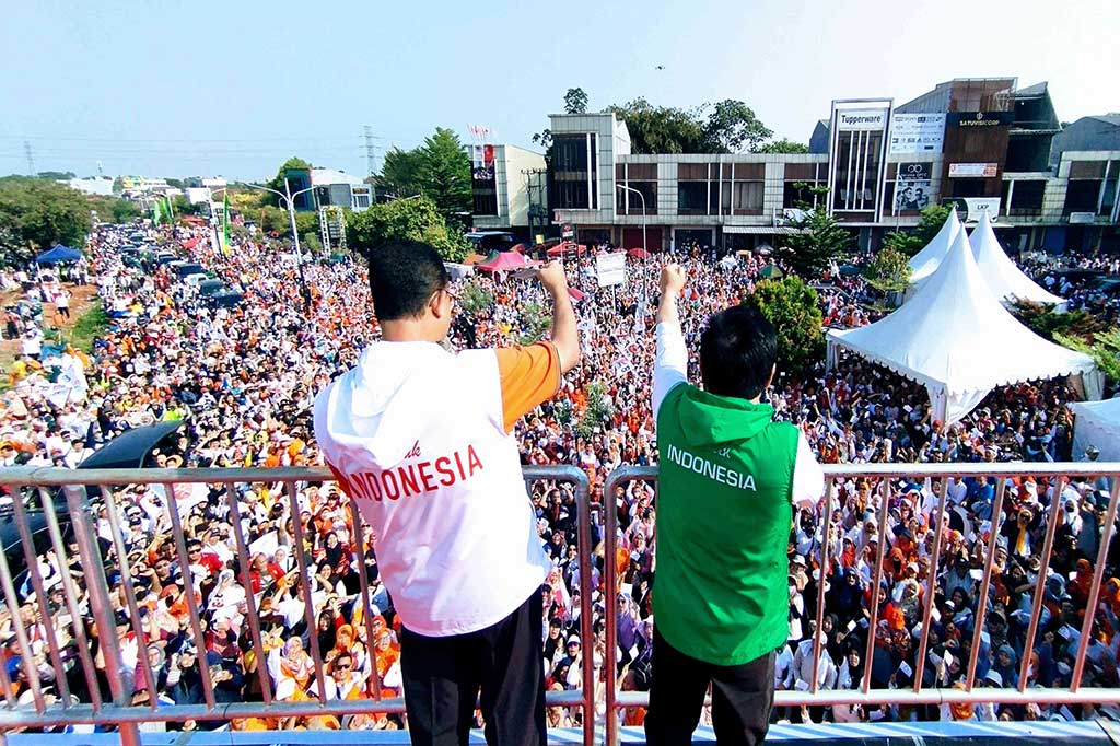 Anies bertanya kepada para peserta jalan sehat, apakah ketimpangan akan didiamkan untuk jalan terus atau perlu diadakan perubahan, serentak massa menjawab 'perubahan'.