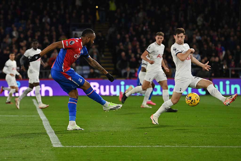 Crystal Palace mengambil inisiatif menyerang terlebih dahulu dan sempat memberikan ancaman melalui tendangan Jordan Ayew. Sayang bola masih dapat dimentahkan kiper Tottenham Guglielmo Vicario.