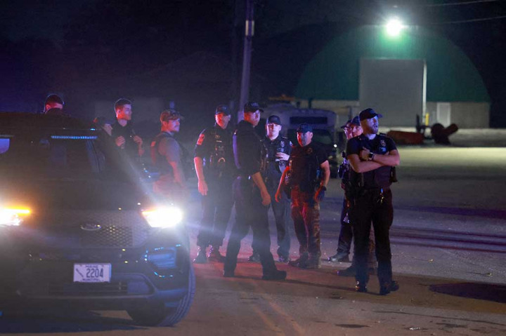 Polisi berjaga-jaga di dekat area tempat Robert Card, tersangka penembakan massal, ditemukan tewas di Lewiston, Maine, AS, Jumat, 27 Oktober 2023 waktu setempat. Mr Card, yang diduga membunuh 18 orang dalam penembakan massal di arena bowling dan restoran di Lewiston, ditemukan tewas di dekat Lisbon.