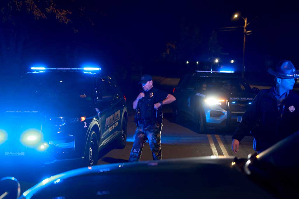 CNN melaporkan bahwa jenazah Robert Card, 40, yang menjadi sasaran perburuan besar-besaran menyusul amukan dua hari sebelumnya yang menewaskan 18 orang, ditemukan di hutan sekitar delapan mil dari Lewiston.