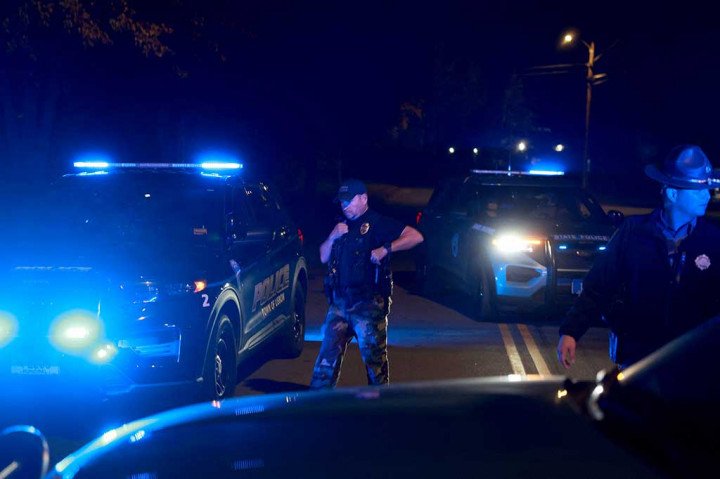 CNN melaporkan bahwa jenazah Robert Card, 40, yang menjadi sasaran perburuan besar-besaran menyusul amukan dua hari sebelumnya yang menewaskan 18 orang, ditemukan di hutan sekitar delapan mil dari Lewiston.