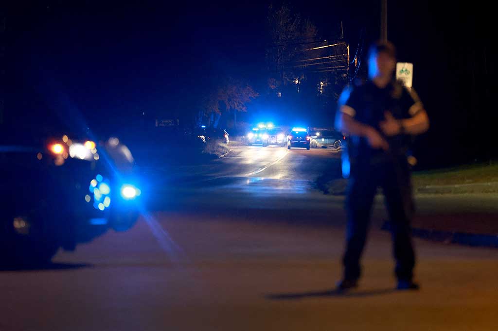 Card dituduh melakukan penembakan massal paling mematikan di negara itu pada Rabu, 25 Oktober malam. Selain korban jiwa, 13 orang lainnya mengalami luka-luka dalam pertumpahan darah tersebut.