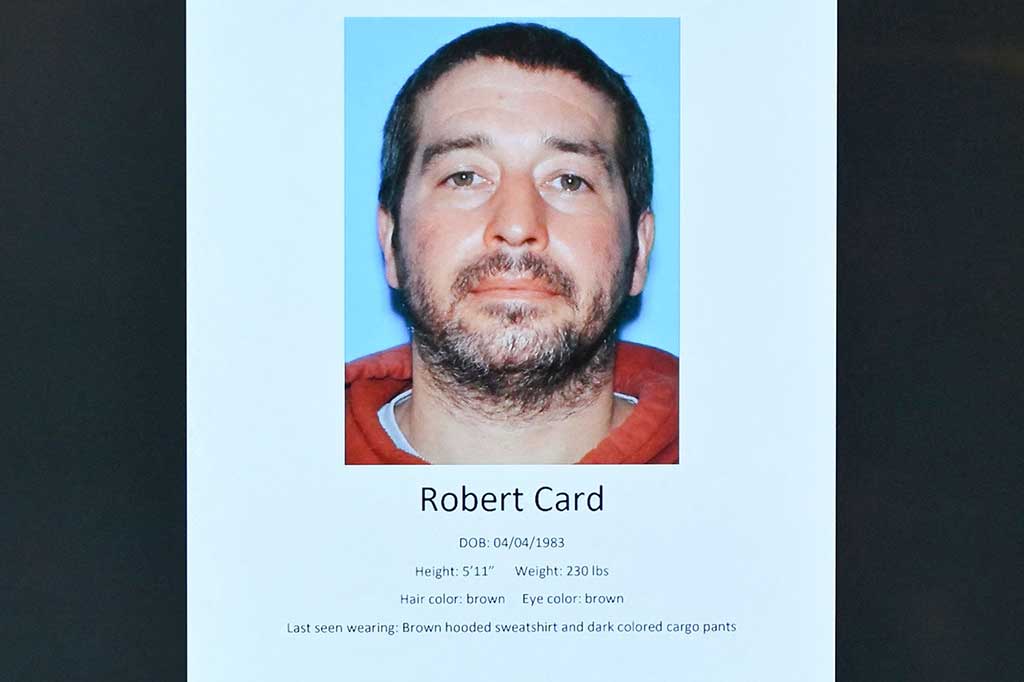 Card adalah tentara cadangan, tetapi belum pernah ditempatkan di zona pertempuran mana pun. Media AS melaporkan bahwa dia baru-baru ini dikirim untuk perawatan psikiatris setelah mengatakan dia mendengar suara-suara.