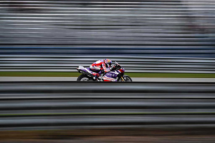 Pembalap Pramac Racing Jorge Martin merebut pole position MotoGP Thailand setelah mencetak rekor lap tercepat, Sabtu, 28 Oktober 2023, sementara pemimpin klasemen Francesco Bagnaia hanya berada di urutan keenam.  