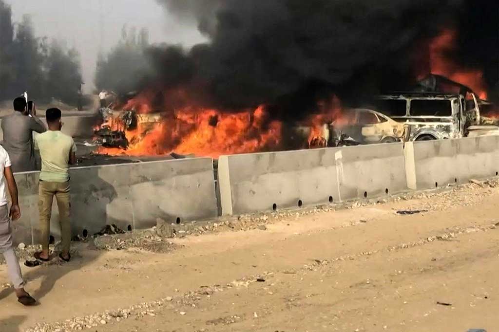 Cuplikan video UGC yang diposting di Facebook pada Sabtu, 28 Oktober 2023, menunjukkan asap hitam pekat mengepul dari kendaraan yang hangus terbakar menyusul tabrakan maut di jalan gurun Kairo-Alexandria dekat Wadi al-Natrun. Sedikitnya 35 orang tewas dan lebih dari 50 terluka akibat kejadian tersebut.