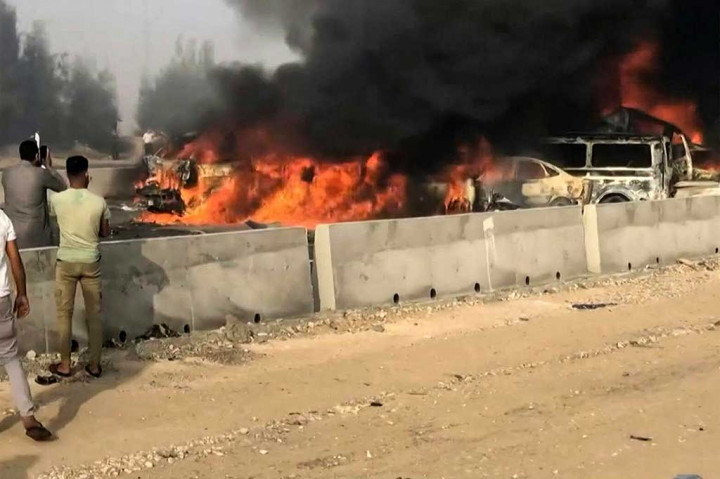 Cuplikan video UGC yang diposting di Facebook pada Sabtu, 28 Oktober 2023, menunjukkan asap hitam pekat mengepul dari kendaraan yang hangus terbakar menyusul tabrakan maut di jalan gurun Kairo-Alexandria dekat Wadi al-Natrun. Sedikitnya 35 orang tewas dan lebih dari 50 terluka akibat kejadian tersebut.