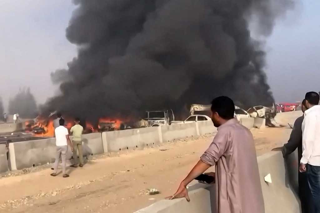 “Tabrakan mengerikan di jalan gurun Kairo-Alexandria dekat Wadi al-Natrun menyebabkan kematian 35 orang, sedikitnya 18 di antaranya tewas terbakar,” kata situs berita Al-Ahram, yang mengindikasikan setidaknya 53 orang terluka.