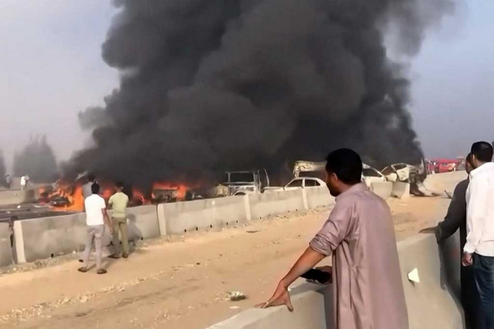 “Tabrakan mengerikan di jalan gurun Kairo-Alexandria dekat Wadi al-Natrun menyebabkan kematian 35 orang, sedikitnya 18 di antaranya tewas terbakar,” kata situs berita Al-Ahram, yang mengindikasikan setidaknya 53 orang terluka.