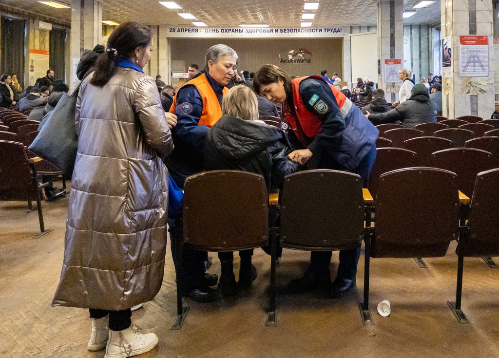 Di tambang, pekerja darurat menghibur masyarakat setempat, terutama perempuan, sambil cemas menunggu kabar tentang kerabat mereka yang bekerja di bawah permukaan tanah. Sementara puluhan orang berkumpul di ruang tunggu, beberapa dengan kepala di tangan dan semuanya tampak cemas.