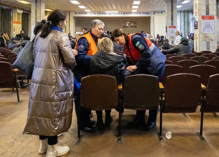 Di tambang, pekerja darurat menghibur masyarakat setempat, terutama perempuan, sambil cemas menunggu kabar tentang kerabat mereka yang bekerja di bawah permukaan tanah. Sementara puluhan orang berkumpul di ruang tunggu, beberapa dengan kepala di tangan dan semuanya tampak cemas.