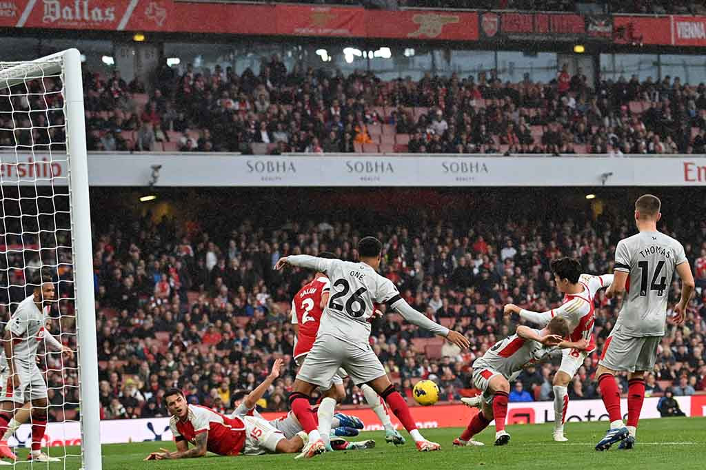 Nketiah melengkapi penampilan impresifnya dengan hattrick pada pertandingan ini setelah menerima umpan Emile Smith Rowe dan membuat skor berubah menjadi 3-0 pada menit 58.