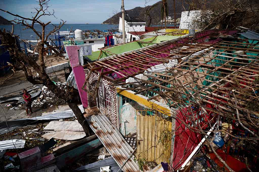 Kurangnya sinyal telepon membuat para penyintas putus asa untuk berkomunikasi dengan orang-orang terkasih. Sekitar 200.000 rumah rusak, dan sejumlah restoran dan tempat usaha hancur.