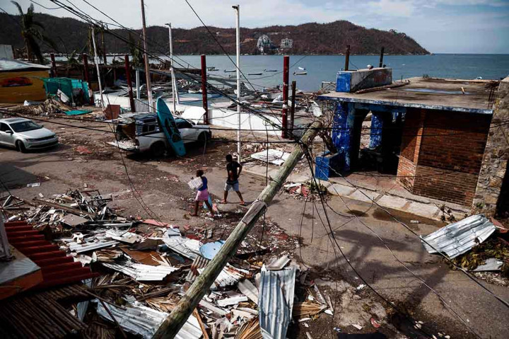 Ketika bantuan akhirnya mulai berdatangan setelah bencana badai tersebut, perkiraan awal melaporkan kerugian sebesar USD15 miliar. Pemerintah pada hari Sabtu menaikkan jumlah korban tewas dari laporan sebelumnya yaitu 27 orang.