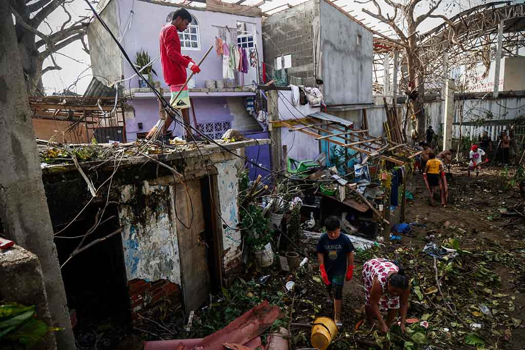 Tempat wisata Meksiko yang indah ini, yang pernah memikat bintang-bintang Hollywood seperti Elizabeth Taylor dan Elvis Presley, belum pernah mengalami badai Kategori 5 seperti Otis, yang melanda daratan pada hari Rabu dan membuat landmark lokal yang dibangun selama beberapa dekade tampak seperti baru saja dibom.