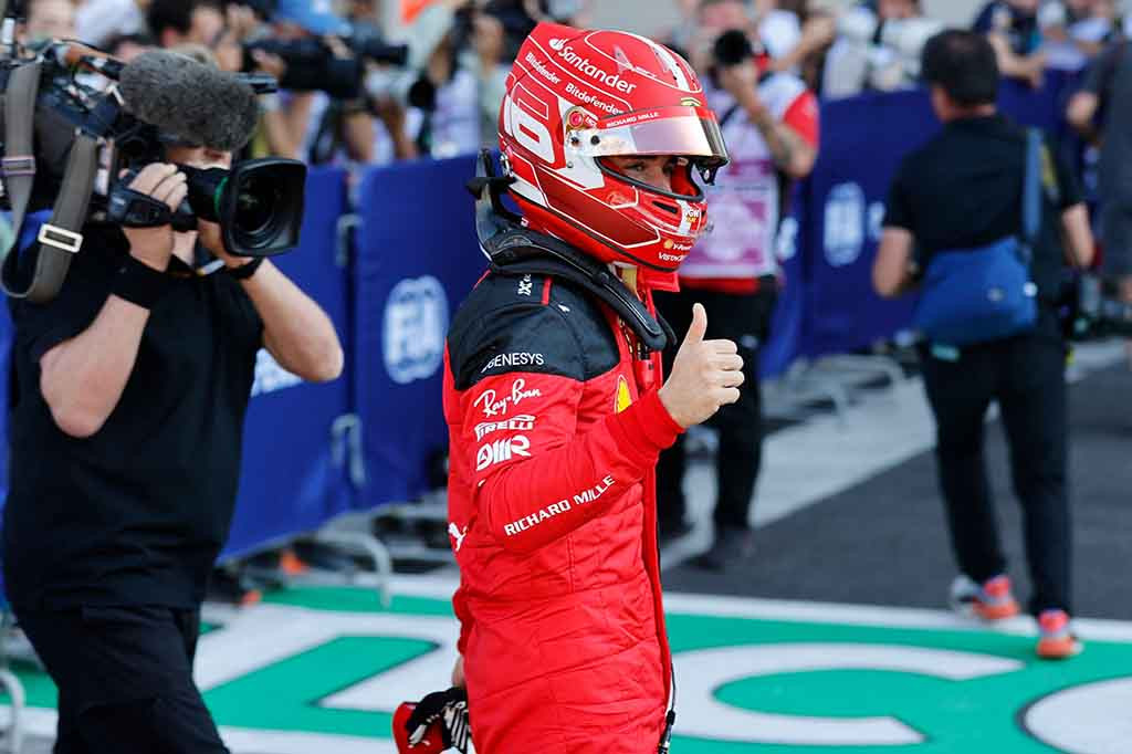 Dalam sesi kualifikasi yang kacau dan membingungkan yang tampaknya akan membuat Max Verstappen kembali menduduki posisi terdepan, Ferrari muncul di Q3 dengan lonjakan kecepatan yang mengejutkan hampir semua orang.