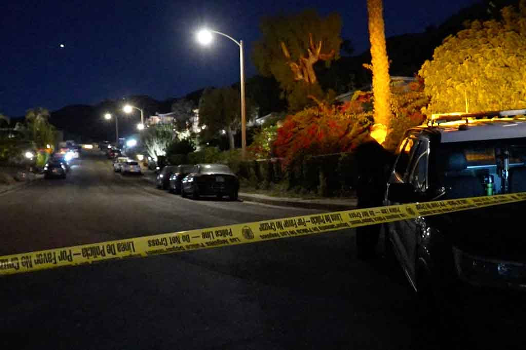 Sumber penegak hukum mengatakan kepada Los Angeles Times bahwa Perry ditemukan tidak sadarkan diri di bak mandi air panas di rumahnya di Los Angeles oleh petugas pertolongan pertama. Mereka tidak dapat menghidupkannya kembali.