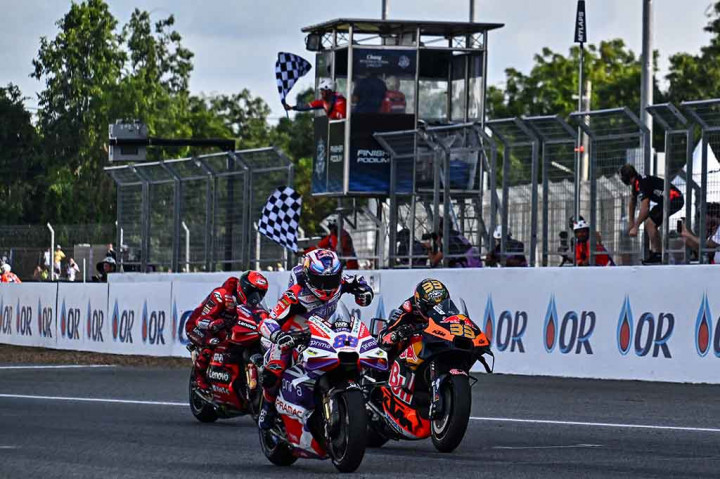 Pembalap Spanyol Jorge Martin memenangkan balapan MotoGP Thailand yang mendebarkan pada hari Minggu, 29 Oktober 2023 untuk menutup jarak dengan Francesco Bagnaia dalam perlombaan kejuaraan dunia.