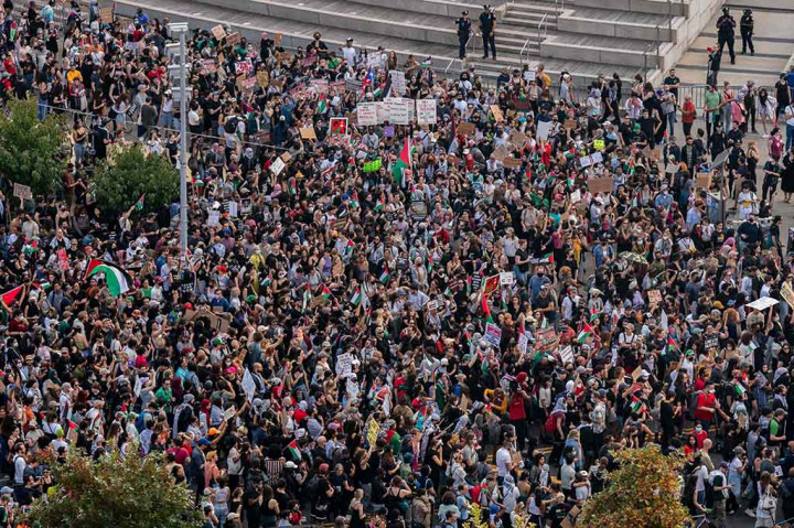 Sebagai rumah bagi 1,6 hingga dua juta orang Yahudi dan ratusan ribu Muslim, New York selama tiga minggu terakhir telah diguncang oleh demonstrasi, demonstrasi, dan aksi unjuk rasa untuk mendukung Palestina dan Israel.