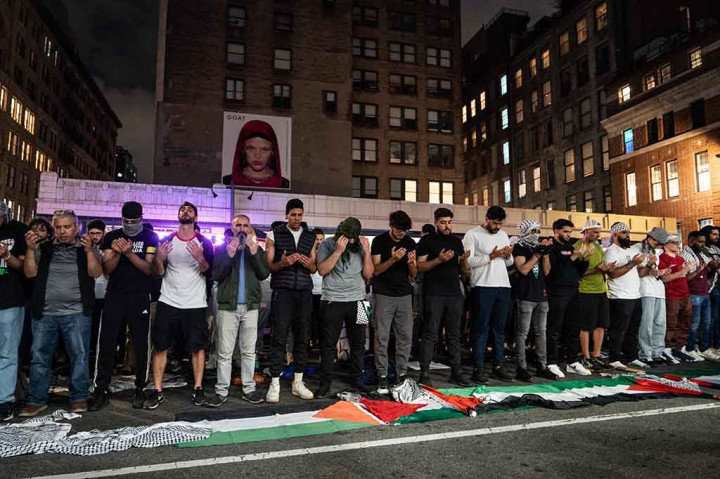 Adams, yang memerintah kota berpenduduk hampir sembilan juta orang, termasuk komunitas Yahudi terbesar di dunia setelah Israel, telah berulang kali meyakinkan demonstrasi pro-Israel bahwa perjuangan Israel adalah perjuangan juga di New York.