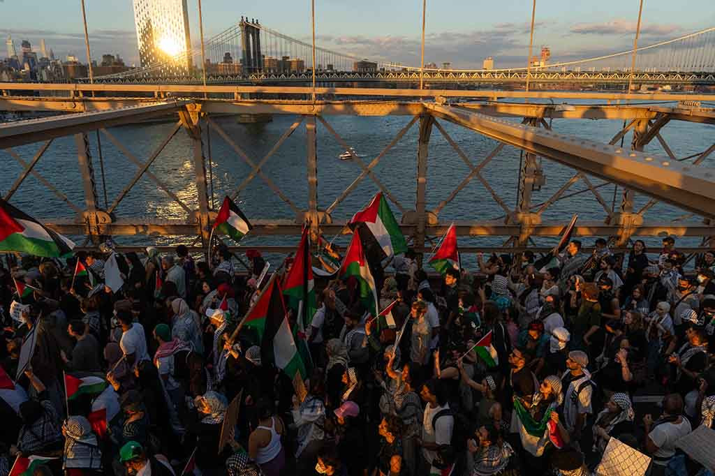 Ribuan pengunjuk rasa pro-Palestina turun ke jalan-jalan di Brooklyn, distrik terbesar di New York pada hari Sabtu, 28 Oktober 2023 untuk menyuarakan kemarahan mereka atas pemboman Israel di Jalur Gaza.