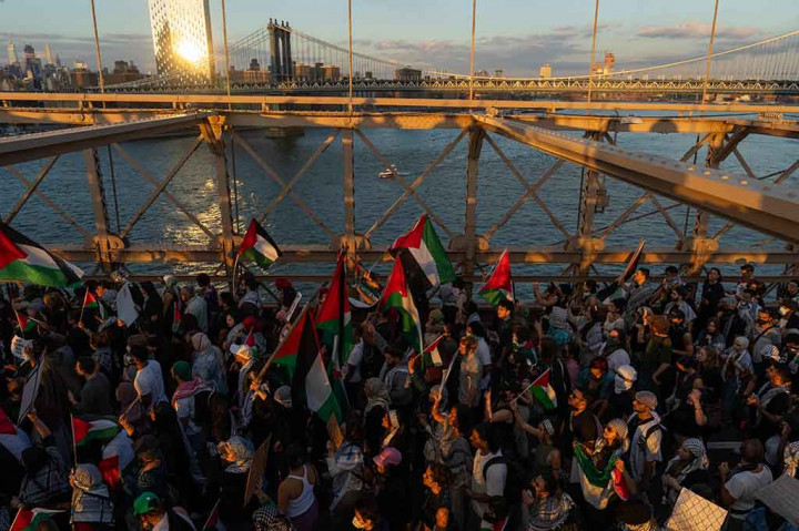Ribuan pengunjuk rasa pro-Palestina turun ke jalan-jalan di Brooklyn, distrik terbesar di New York pada hari Sabtu, 28 Oktober 2023 untuk menyuarakan kemarahan mereka atas pemboman Israel di Jalur Gaza.