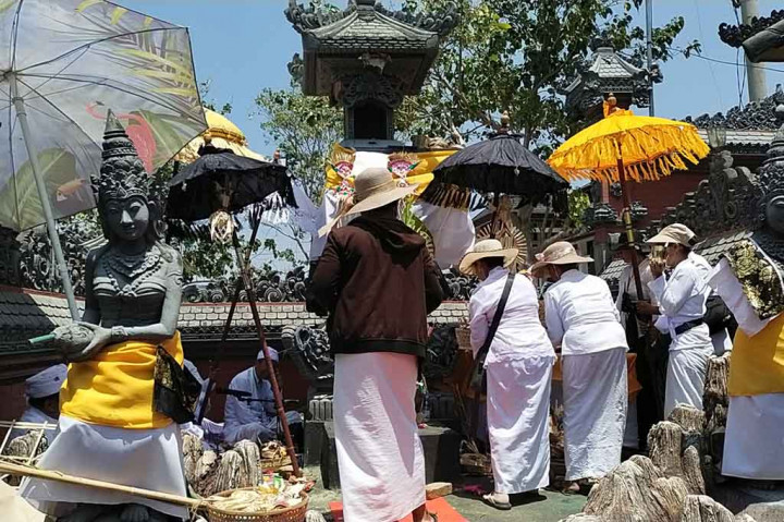 Menurutnya, upacara yang disebut juga dengan istilah pujawali itu, dilaksanakan setiap tahun sekali, sebagai wujud syukur atas berdirinya rumah ibadah yang berlokasi di Jalan Jabal Nur, Kelurahan Talise, Kecamatan Mantikulore, Kota Palu.