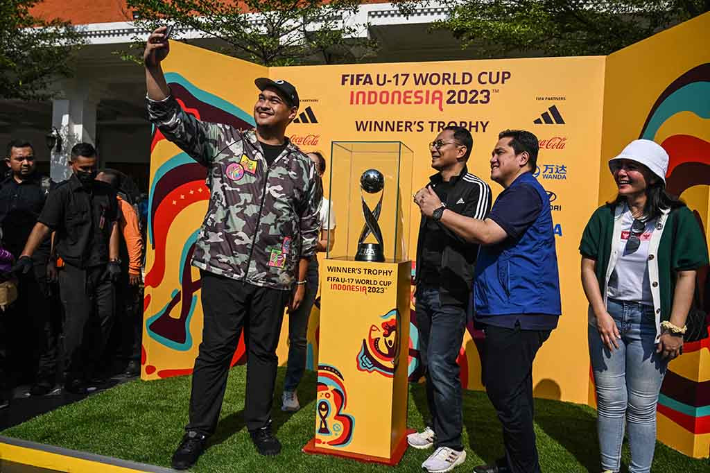 Ketua Umum Persatuan Sepak Bola Seluruh Indonesia (PSSI) Erick Thohir menyatakan acara Trophy Tour Piala Dunia U-17 di Kota Surabaya, Minggu, 29 Oktober 2023, menjadi gelaran terbaik dari kota-kota sebelumnya karena banyaknya warga Kota Pahlawan ikut menyambut dan menyemarakkan acara tersebut.