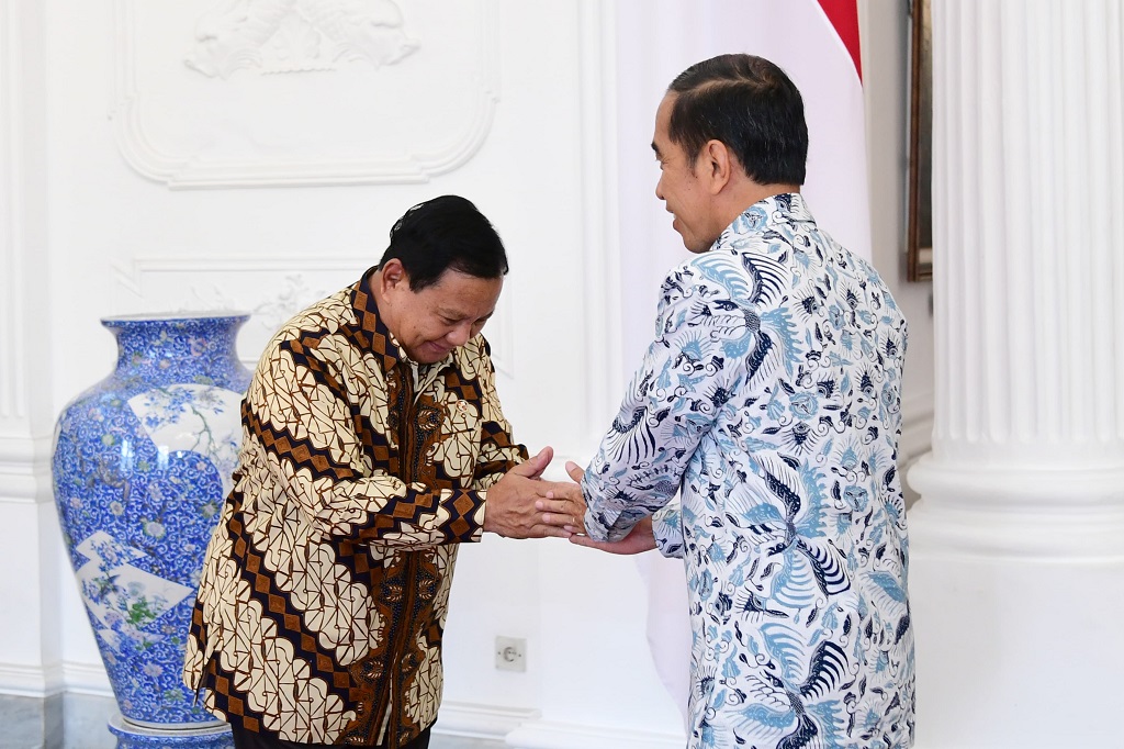 Di ruang makan Istana Merdeka, Jakarta, Jokowi bersama ketiga bakal capres itu duduk mengelilingi meja makan bundar.