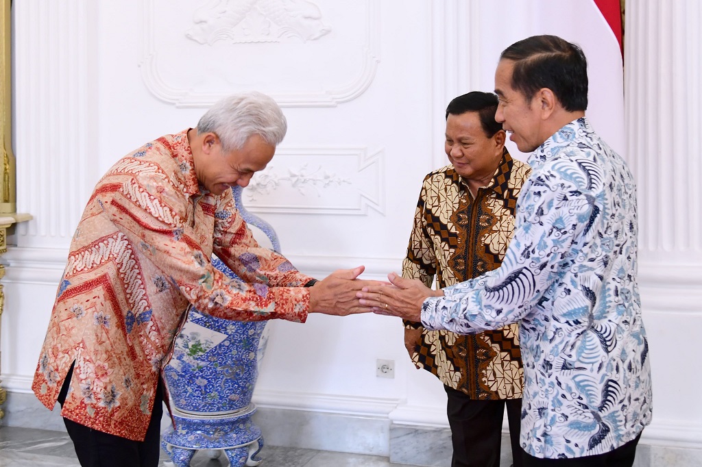 Pada jamuan makan siang yang dimulai sekitar pukul 12.30 WIB itu, Jokowi mengenakan pakaian batik putih bercorak biru dan duduk di antara Ganjar Pranowo dengan batik merah dan Prabowo dengan batik coklat. Sementara itu, Anies Baswedan yang berpakaian batik coklat tua duduk berhadapan langsung dengan Jokowi.