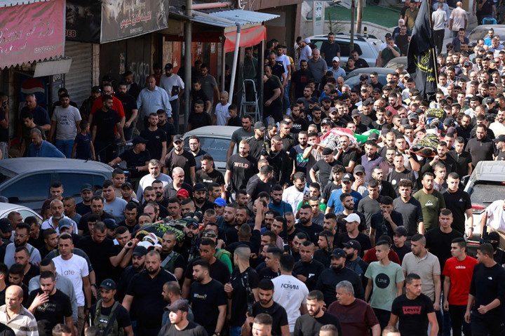 Drone militer melayang di atas area tersebut selama penggerebekan, sementara penembak jitu ditempatkan di gedung-gedung di sekitar rumah sakit utama Jenin, kata Wafa.