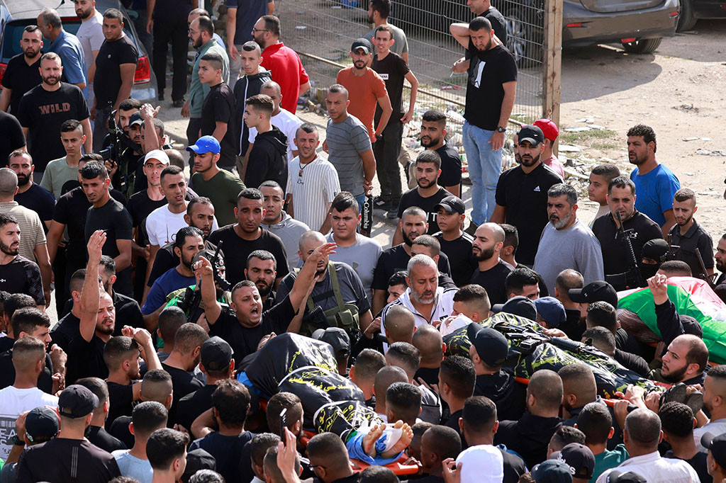 Keempatnya berusia antara 23 dan 28 tahun, dan sembilan orang lainnya terluka, kata pernyataan kementerian.