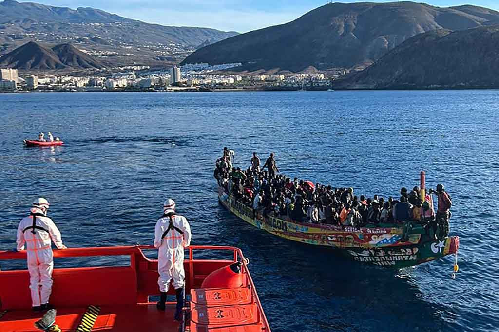 Mayat dua orang ditemukan selama operasi 15 kilometer (sembilan mil) selatan Tenerife, kata tim penyelamat Spanyol. Orang ketiga tewas setibanya di pulau itu, kata juru bicara layanan penyelamatan Spanyol kepada AFP.