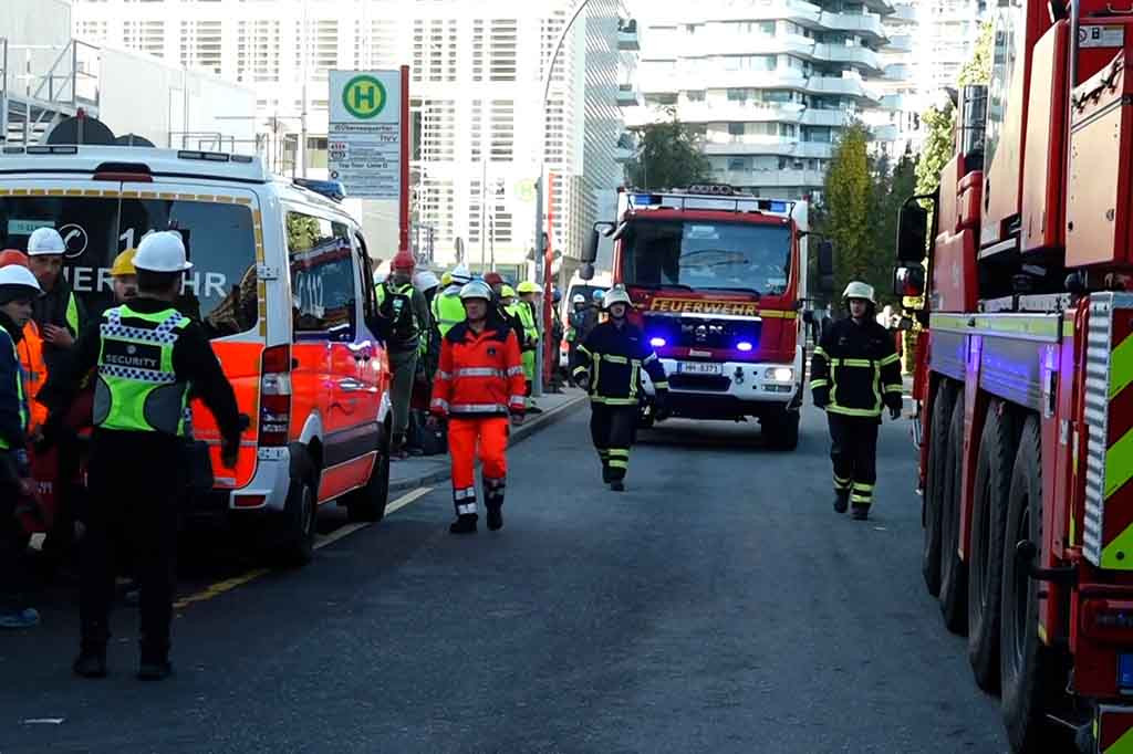 Sekitar 150 petugas tanggap darurat berada di lokasi untuk menyelamatkan siapa pun yang masih terjebak. Kewarganegaraan para korban belum ditentukan.