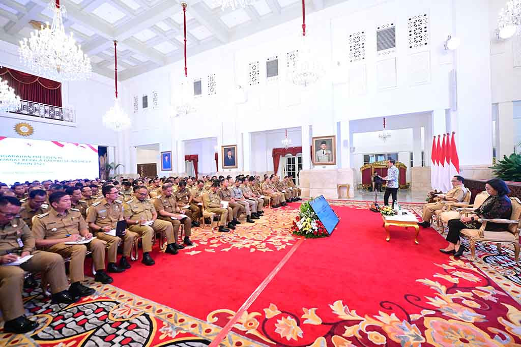 Presiden Joko Widodo memberikan sejumlah arahan kepada para penjabat kepala daerah se-Indonesia pada Senin, 30 Oktober 2023 di Istana Negara, Jakarta. Dalam arahannya, Presiden mendorong pemerintah daerah untuk mengendalikan inflasi dengan menjaga stabilitas harga barang kebutuhan pokok di pasar.