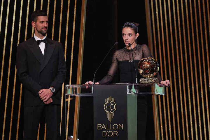 Bintang Spanyol pemenang Piala Dunia Aitana Bonmati memenangkan Ballon d'Or Wanita pada sebuah upacara di Paris pada hari Senin, 30 Oktober 2023.