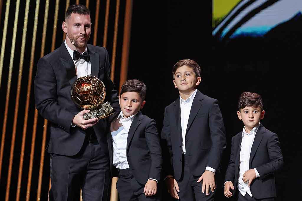 Messi, 36, menggantikan Karim Benzema sebagai pemenang penghargaan tersebut, yang diberikan atas penampilannya musim lalu, ketika ia menginspirasi Argentina untuk meraih kejayaan di Piala Dunia.