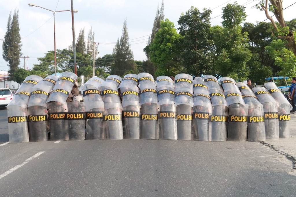 Kapolres Simalungun AKBP Ronald F.C Sipayung mengutarakan latihan gabungan yang digelar bersama Brimob Yon-B untuk memastikan kesiapan pengamanan Pemilu 2024. Para personil diajarkan teknik-teknik penanganan massa dan pengendalian situasi agar tetap kondusif.