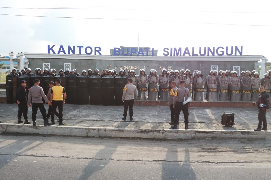 Dalam rangka kesiapsiagaan operasi Mantap Brata Toba 2023 untuk pengamanan Pemilu 2024, Polres Simalungun menggelar latihan pengendalian massa (Dalmas) bersama Brimob Yon-B Pematangsiantar di depan kantor Bupati Simalungun.