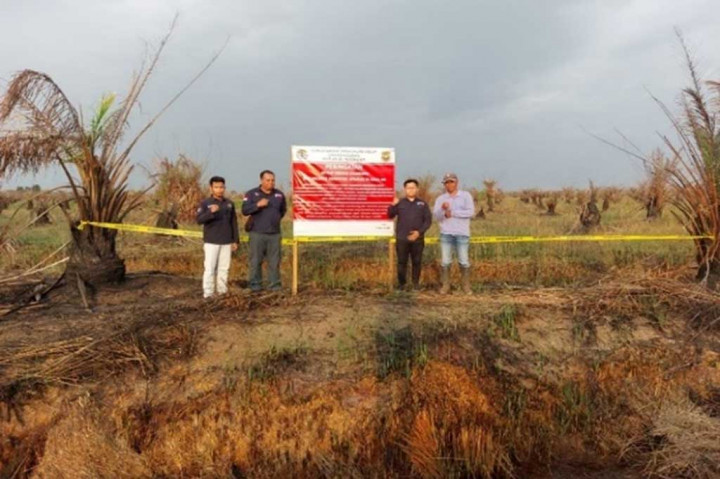 Penyegelan dilakukan Tim Pengawasan Karhutla Balai Gakkum KLHK Wilayah Kalimantan didampingi Dinas Lingkungan Hidup (DLH) Provinsi Kalsel dan Dinas Perumahan Rakyat, Kawasan Permukiman dan Lingkungan Hidup (DPRKPLH) Kabupaten Banjar.